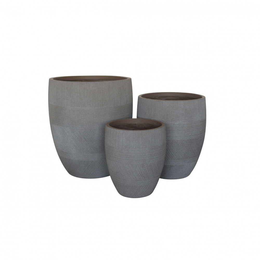 Composizione frontale del set di tre vasi Papavero color taupe su sfondo bianco, che evidenzia la texture a righe orizzontali e diagonali.