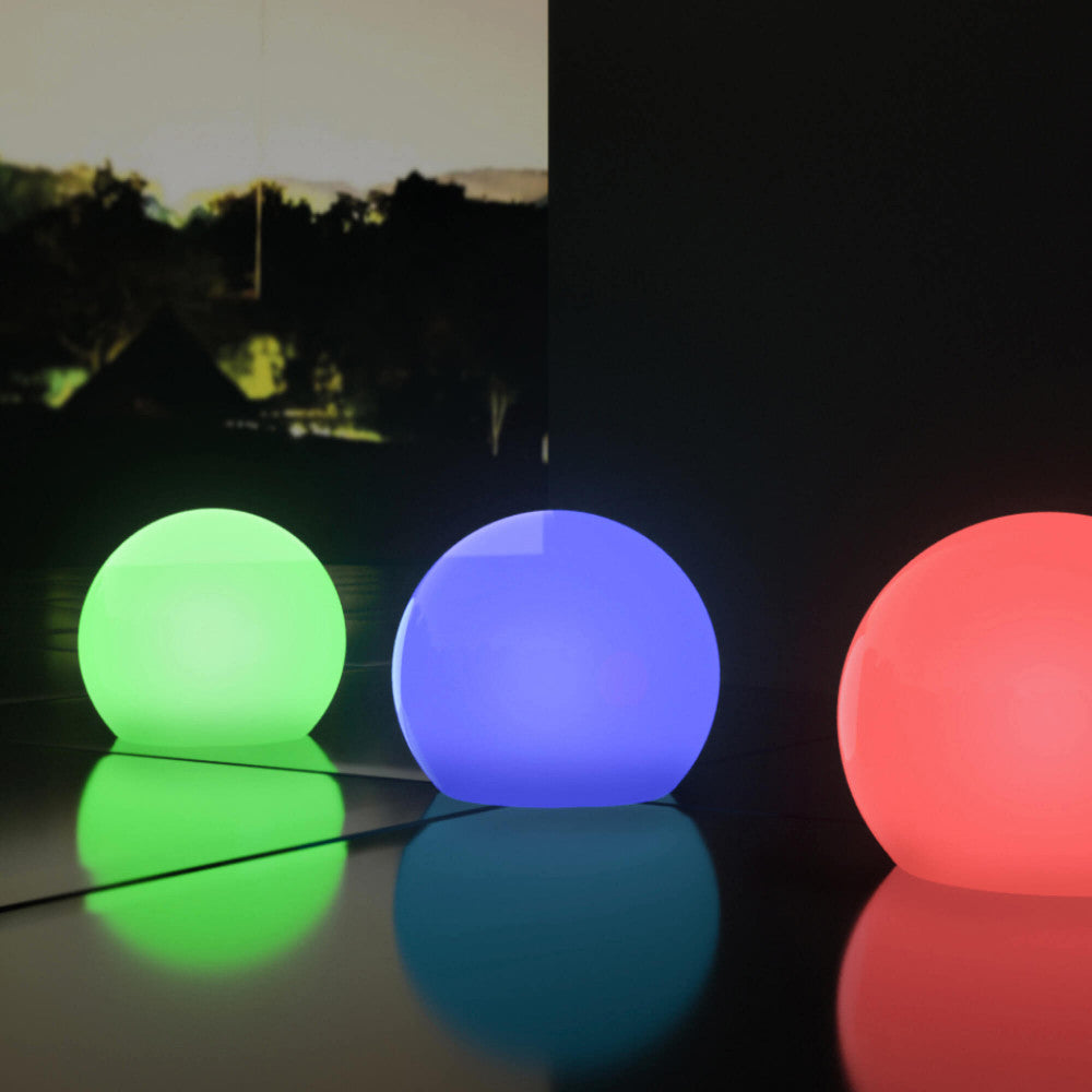 Tre sfere luminose Gemini che emettono luce verde, blu e rossa in un suggestivo ambiente notturno.