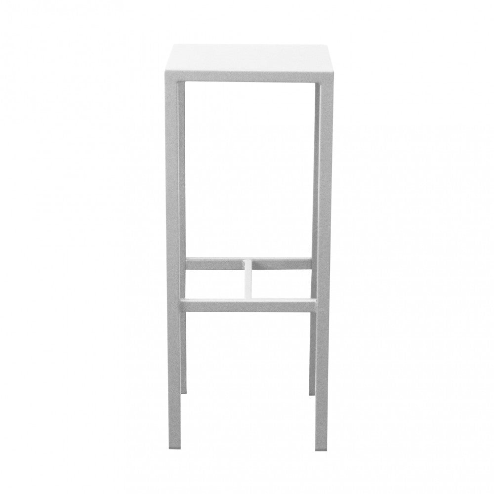 Vista frontale dello sgabello alto in metallo bianco, che ne esalta la simmetria e il design minimalista.