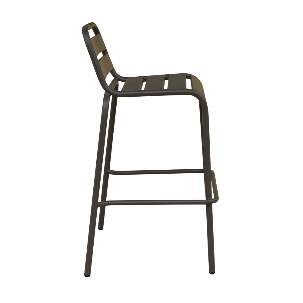 Profilo laterale dello sgabello alto Vega in acciaio taupe su sfondo bianco, che illustra l'inclinazione ergonomica.