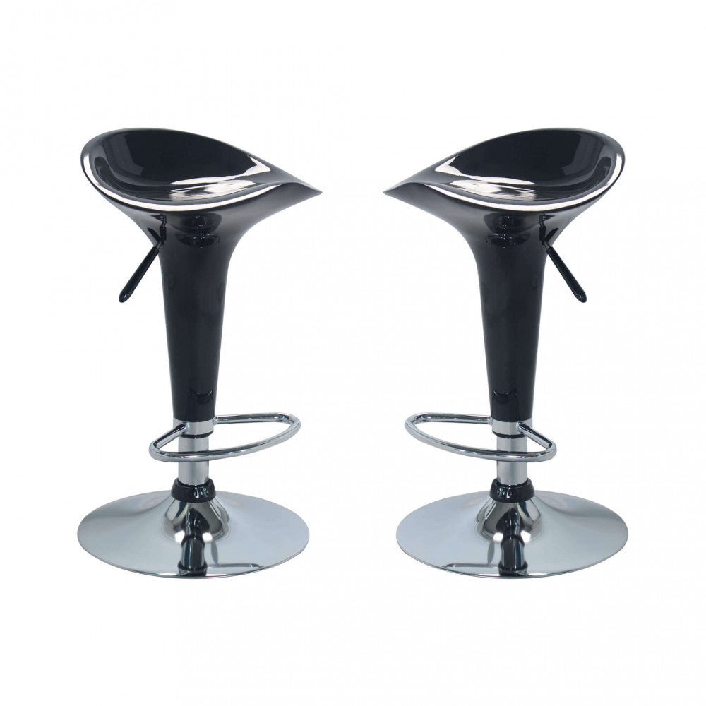 Coppia di sgabelli Harlan con seduta ergonomica in polimero nero lucido e base a colonna in acciaio cromato con poggiapiedi.