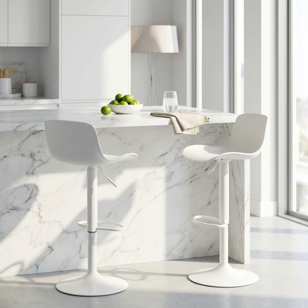 Coppia di sgabelli moderni bianchi integrati in un ambiente cucina luminoso con dettagli minimalisti e finiture premium.