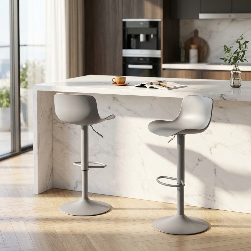 Coppia di sgabelli moderni in plastica grigia con base a piedistallo, integrati in una cucina contemporanea con dettagli in legno.
