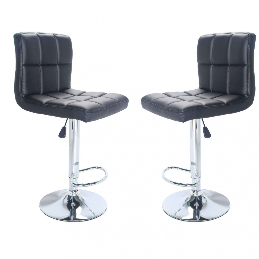 Sgabello Isaac con seduta trapuntata in ecopelle nera e base in metallo cromato, design moderno per angolo bar