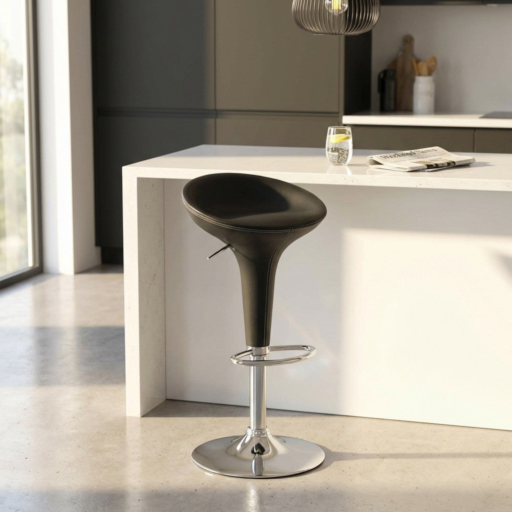 Sgabello Jago grigio ambientato in una cucina moderna e luminosa con isola bianca.