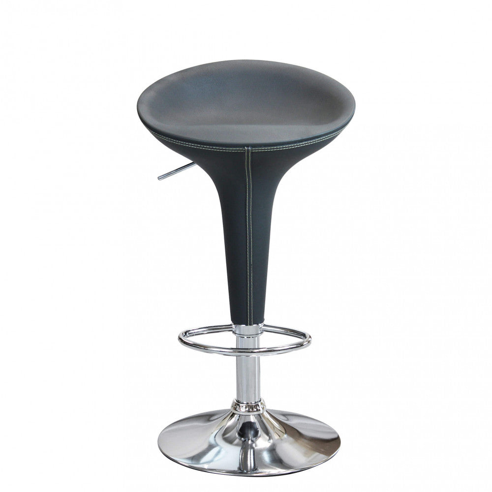 Prospettiva frontale ribassata dello sgabello Jago con enfasi sulla base circolare cromata.