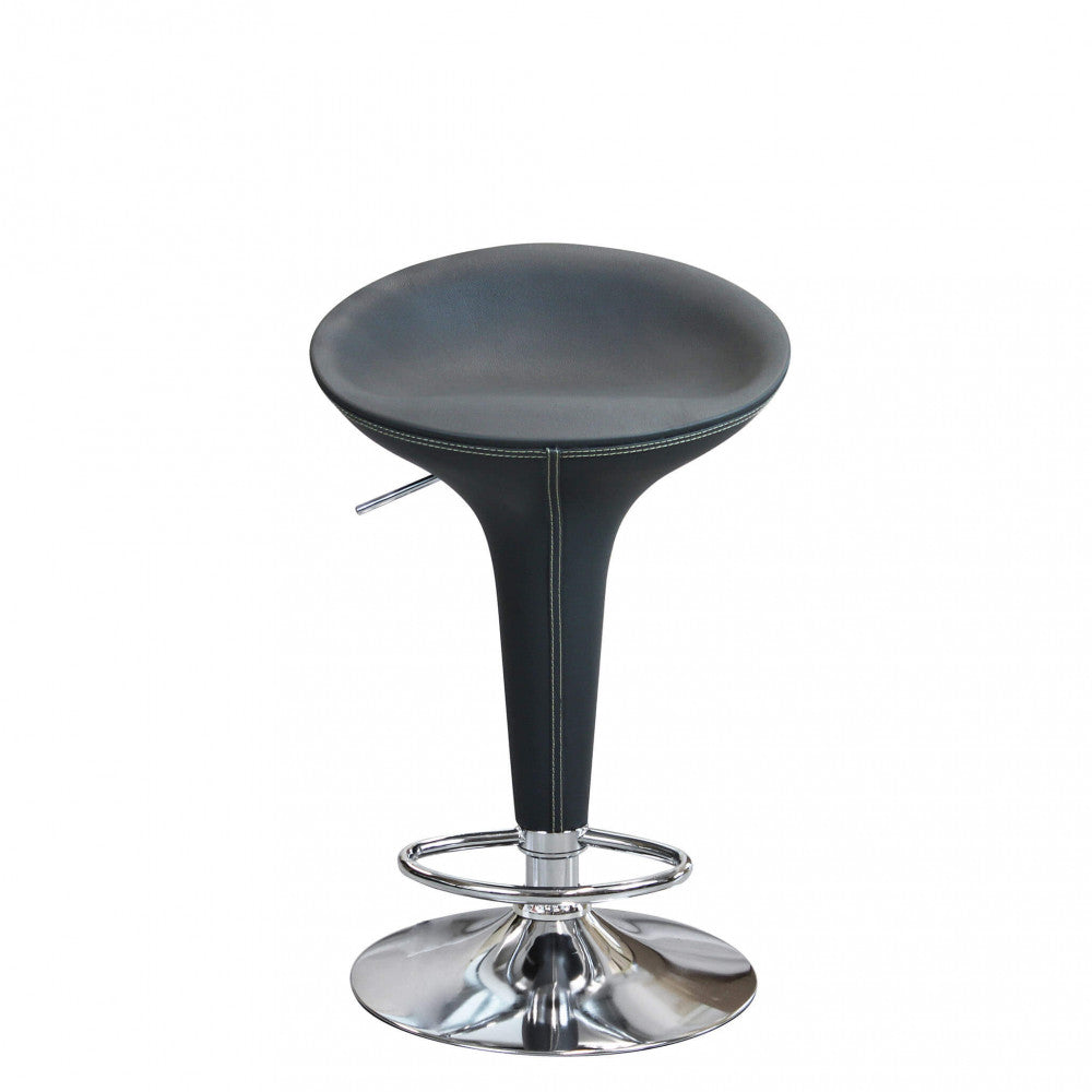 Sgabello Jago grigio in posizione elevata, perfetto per banconi bar di design.