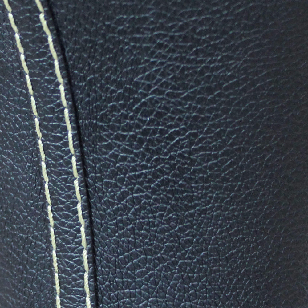 Primo piano della texture in plastica nera con cuciture a contrasto dello sgabello Jago.