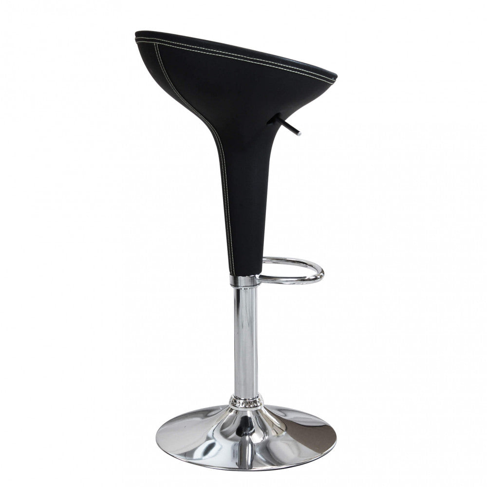 Vista di tre quarti dello sgabello Jago, mostrando il design ergonomico della seduta.