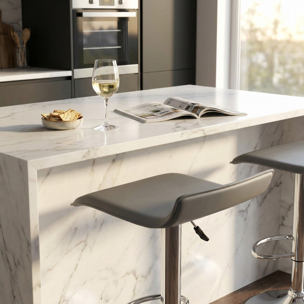 Dettaglio ravvicinato dello sgabello Jake dal design moderno, inserito in un elegante contesto living con calice di vino.