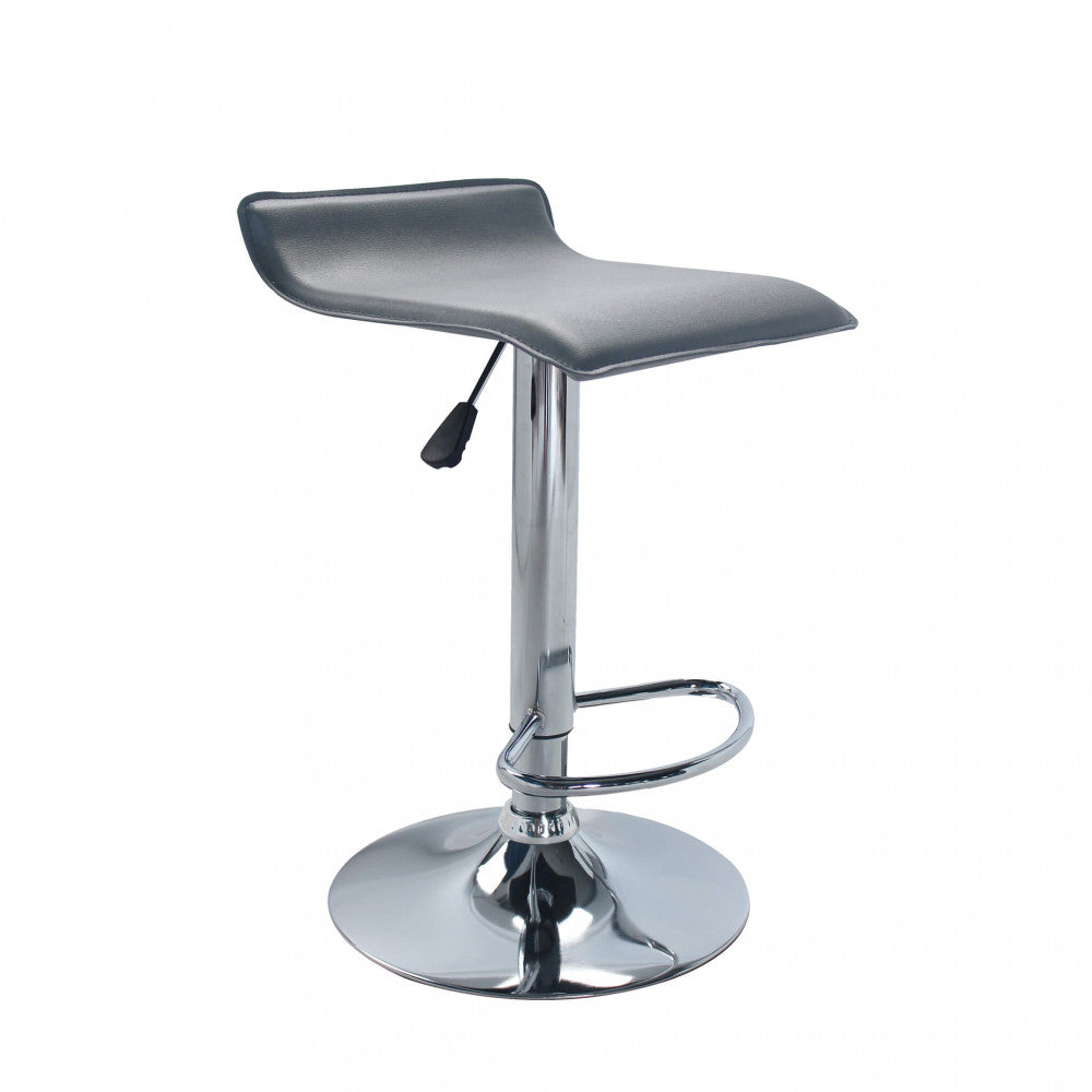Sgabello Jake isolato su sfondo bianco, che mostra la base cromata regolabile e la seduta ergonomica in ecopelle.