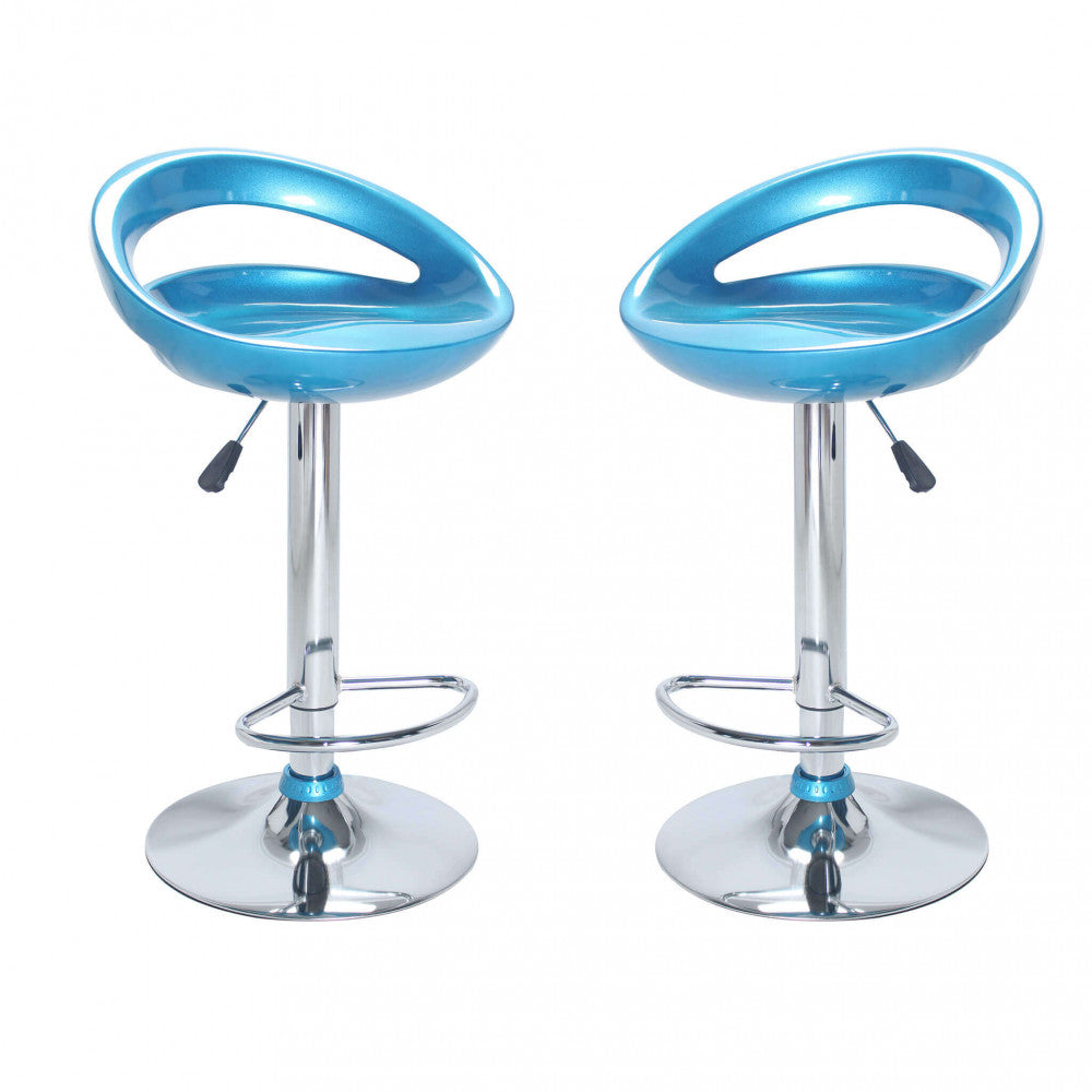 Coppia di sgabelli Jimmy dal design moderno con seduta ergonomica in ABS blu metallizzato, schienale aperto, poggiapiedi e base circolare in acciaio cromato lucido.