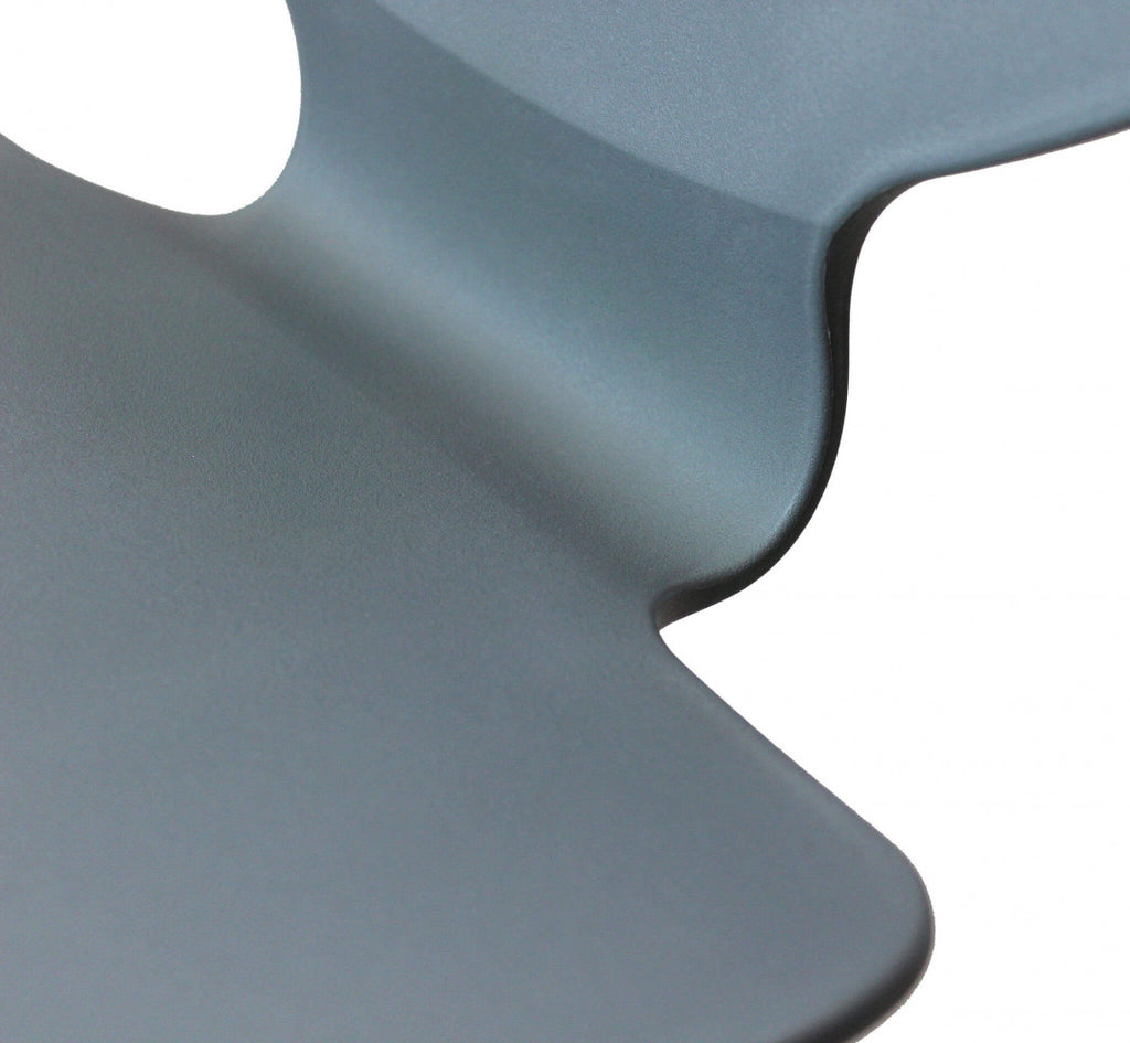 Dettaglio ravvicinato della seduta ergonomica in plastica grigia dello sgabello Joshua.