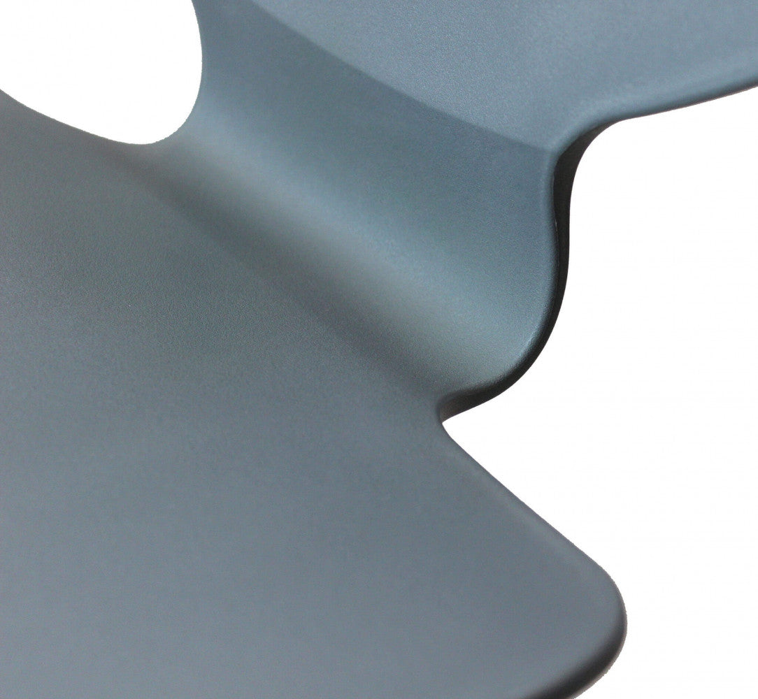 Dettaglio ravvicinato della seduta ergonomica in plastica grigia dello sgabello Joshua.