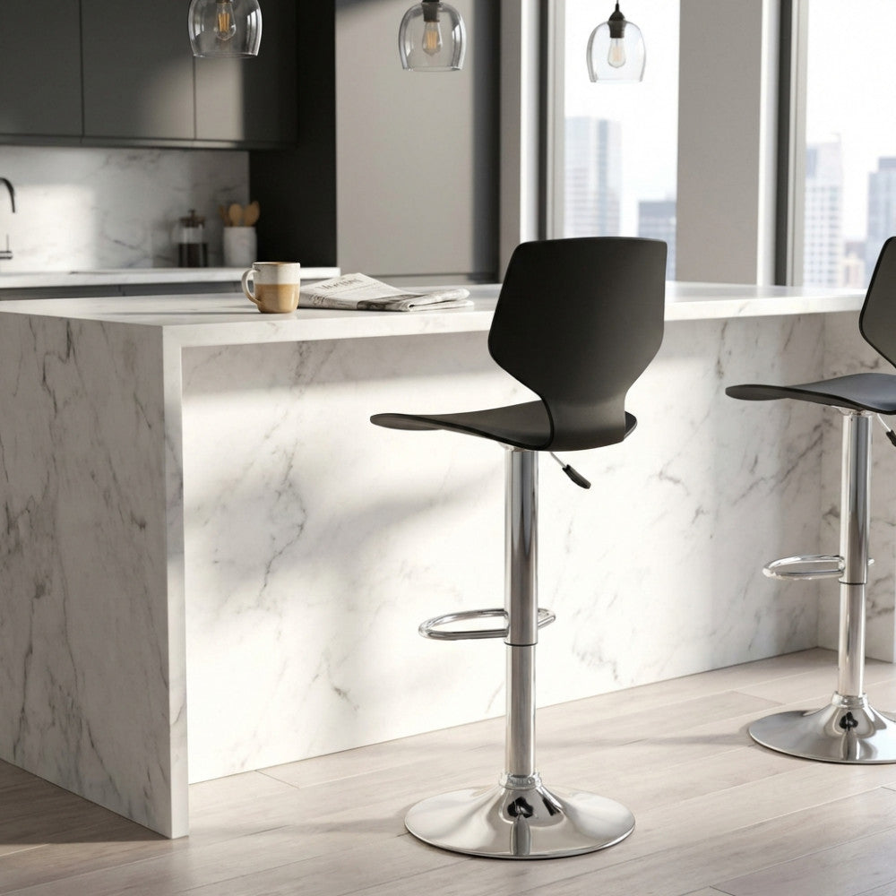 Sgabello Joshua nero inserito in una lussuosa cucina moderna con isola in marmo bianco.