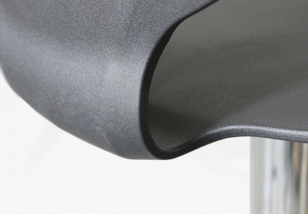Dettaglio ravvicinato della seduta in plastica premium nera che mostra la texture liscia e opaca.
