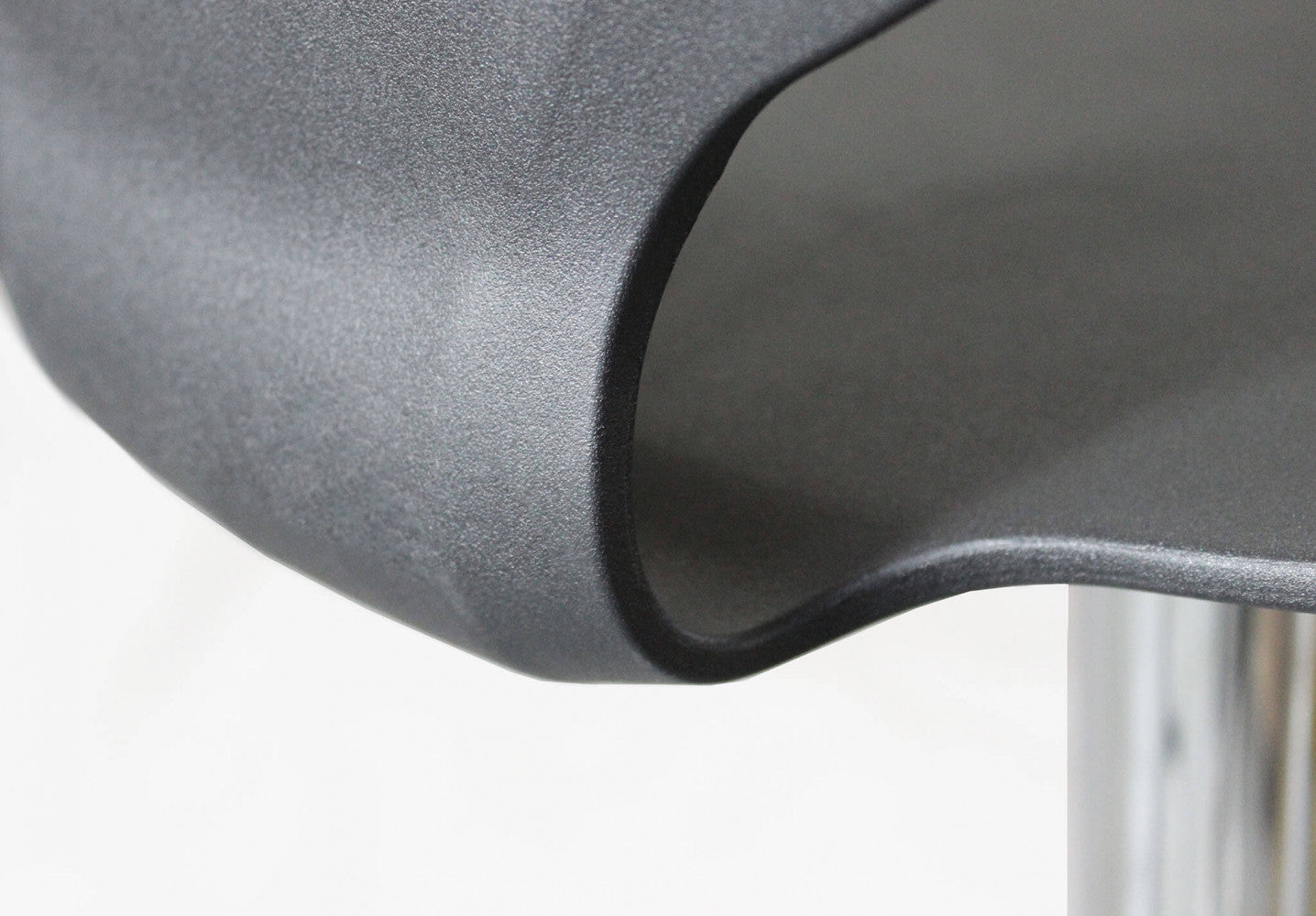 Dettaglio ravvicinato della seduta in plastica premium nera che mostra la texture liscia e opaca.