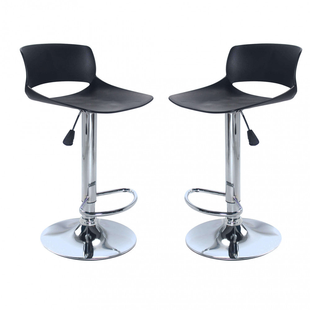 Coppia di sgabelli LENOX neri con base in metallo cromato brillante, seduta ergonomica con apertura sullo schienale e poggiapiedi integrato, visti frontalmente su sfondo bianco.