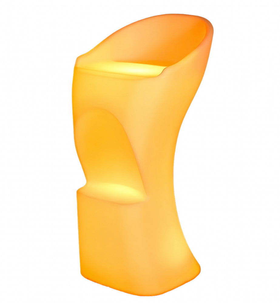Profilo in studio dello sgabello luminoso Scorpius che ne evidenzia le curve ergonomiche e la calda finitura in polietilene giallo.