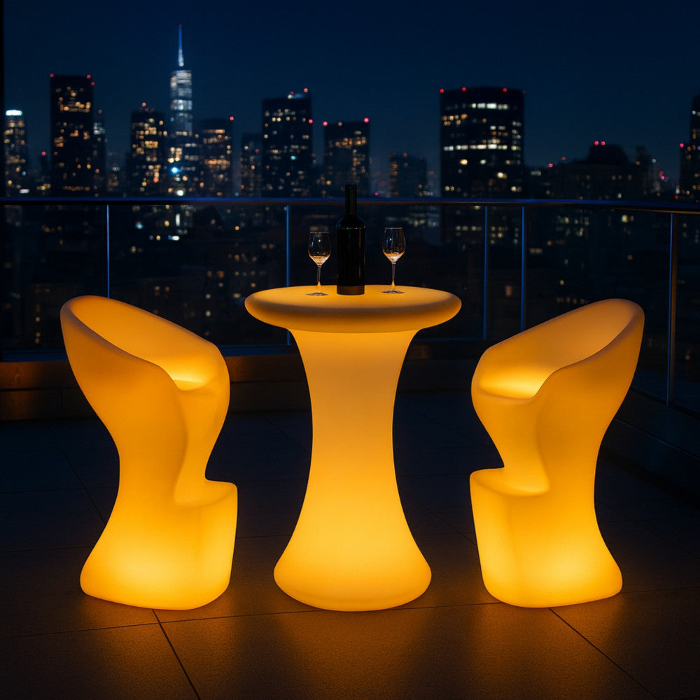 Due sgabelli luminosi Scorpius e un tavolo luminoso che creano una sofisticata area lounge su un balcone di città di notte.