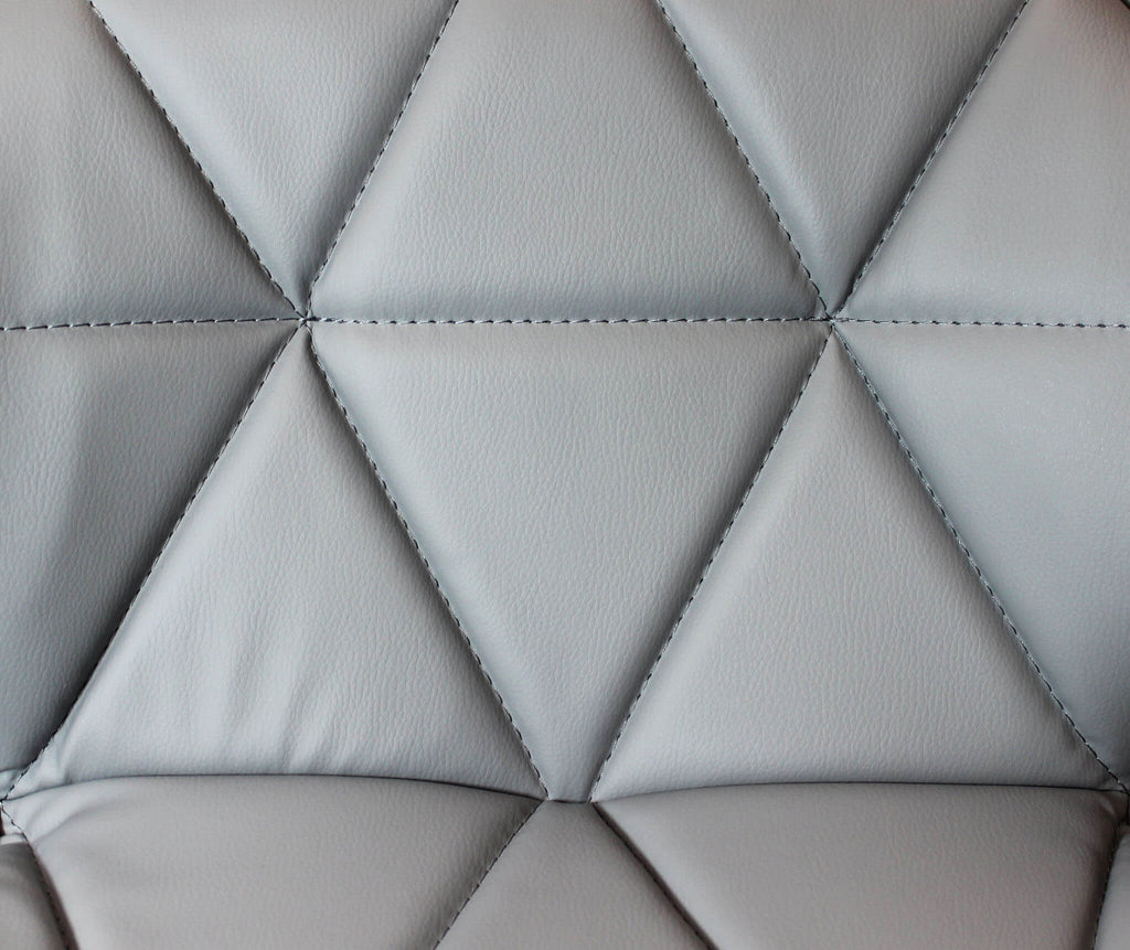 Particolare del motivo geometrico a rombi sulla seduta in ecopelle premium dello sgabello Manuel.