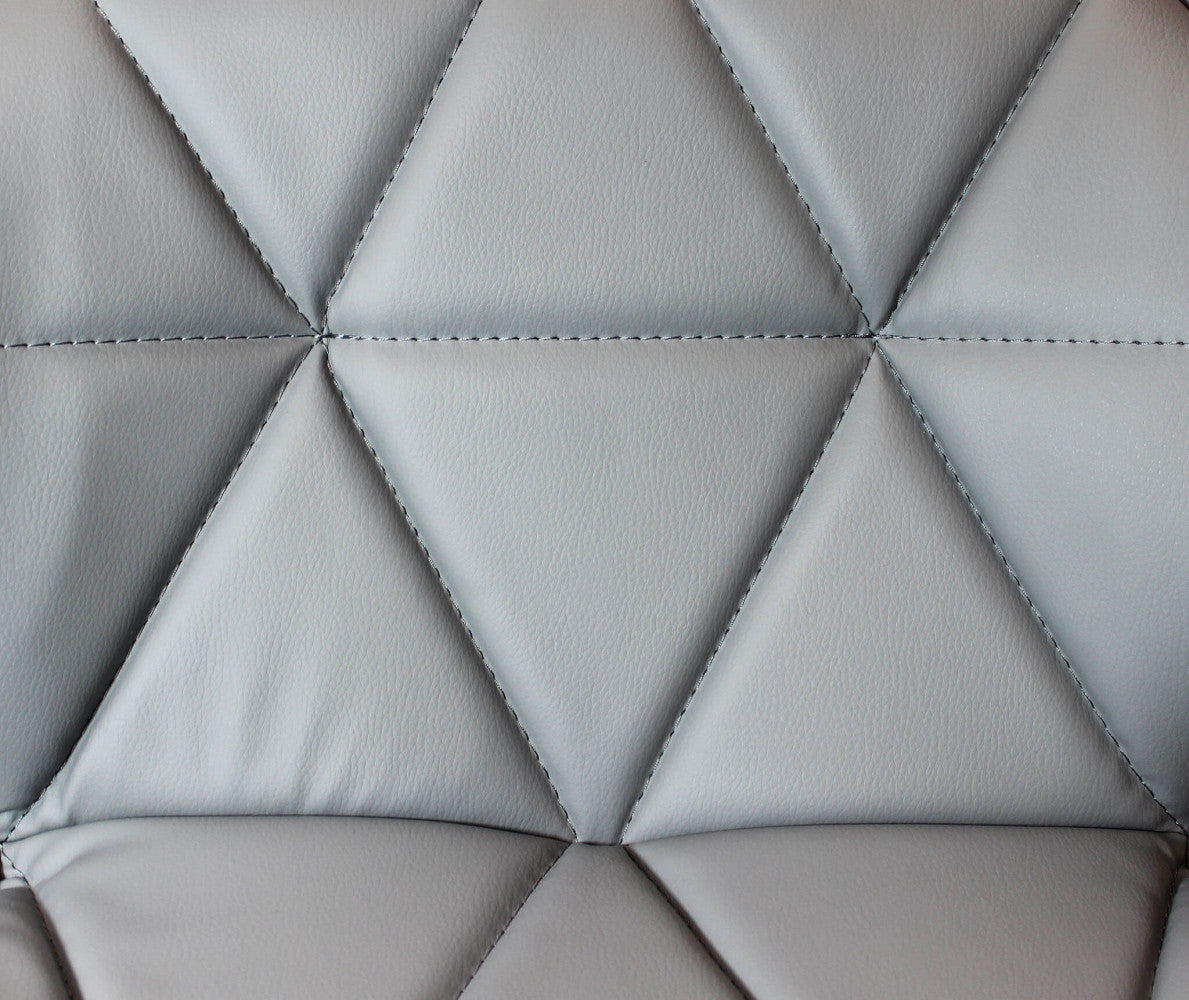 Particolare del motivo geometrico a rombi sulla seduta in ecopelle premium dello sgabello Manuel.