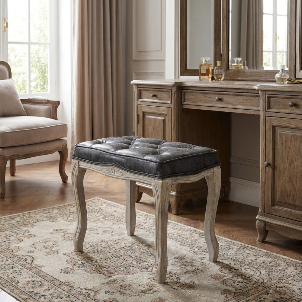 Sgabello Marly ambientato come seduta elegante per una toeletta in legno classico in una camera da letto raffinata.