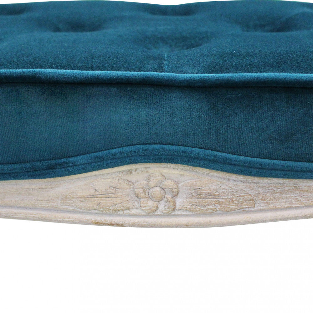 Dettaglio ravvicinato dell'intaglio floreale sul telaio in legno dello sgabello.