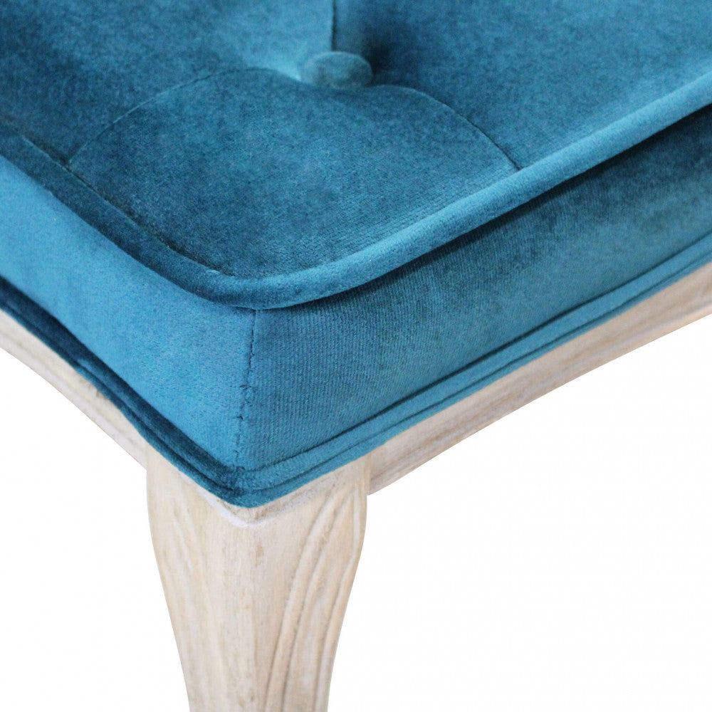 Particolare dell'angolo della seduta in velluto blu con finitura a bottone.