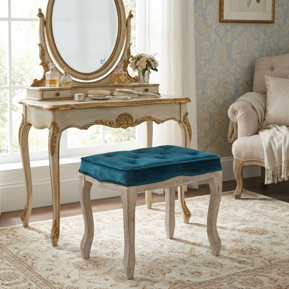 Sgabello Marly in velluto blu inserito in un elegante contesto classico con toeletta.