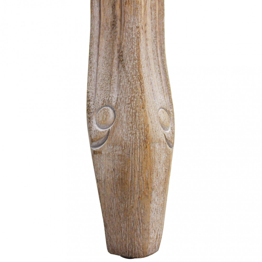 Dettaglio della lavorazione artigianale sulla gamba in legno dello Sgabello Marly.