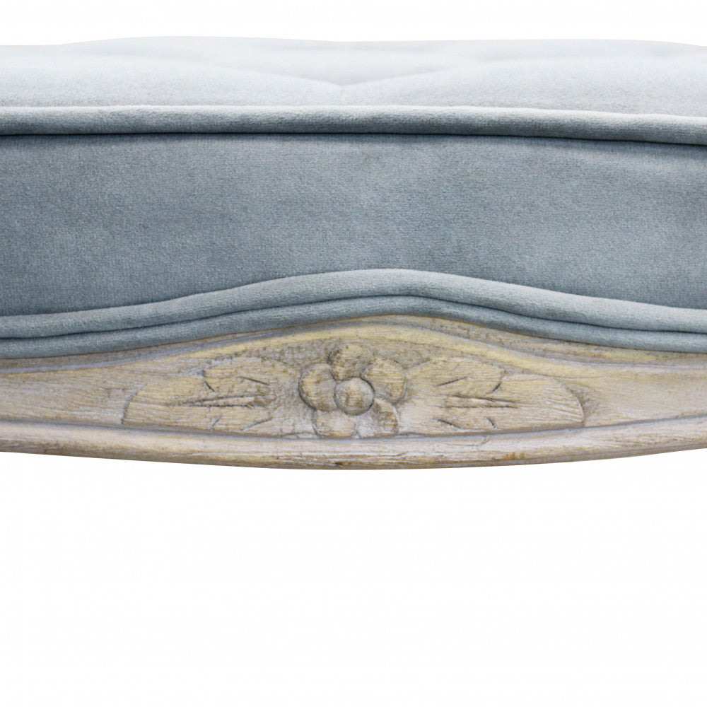 Dettaglio dell'intaglio floreale sul telaio in legno dello Sgabello Marly.