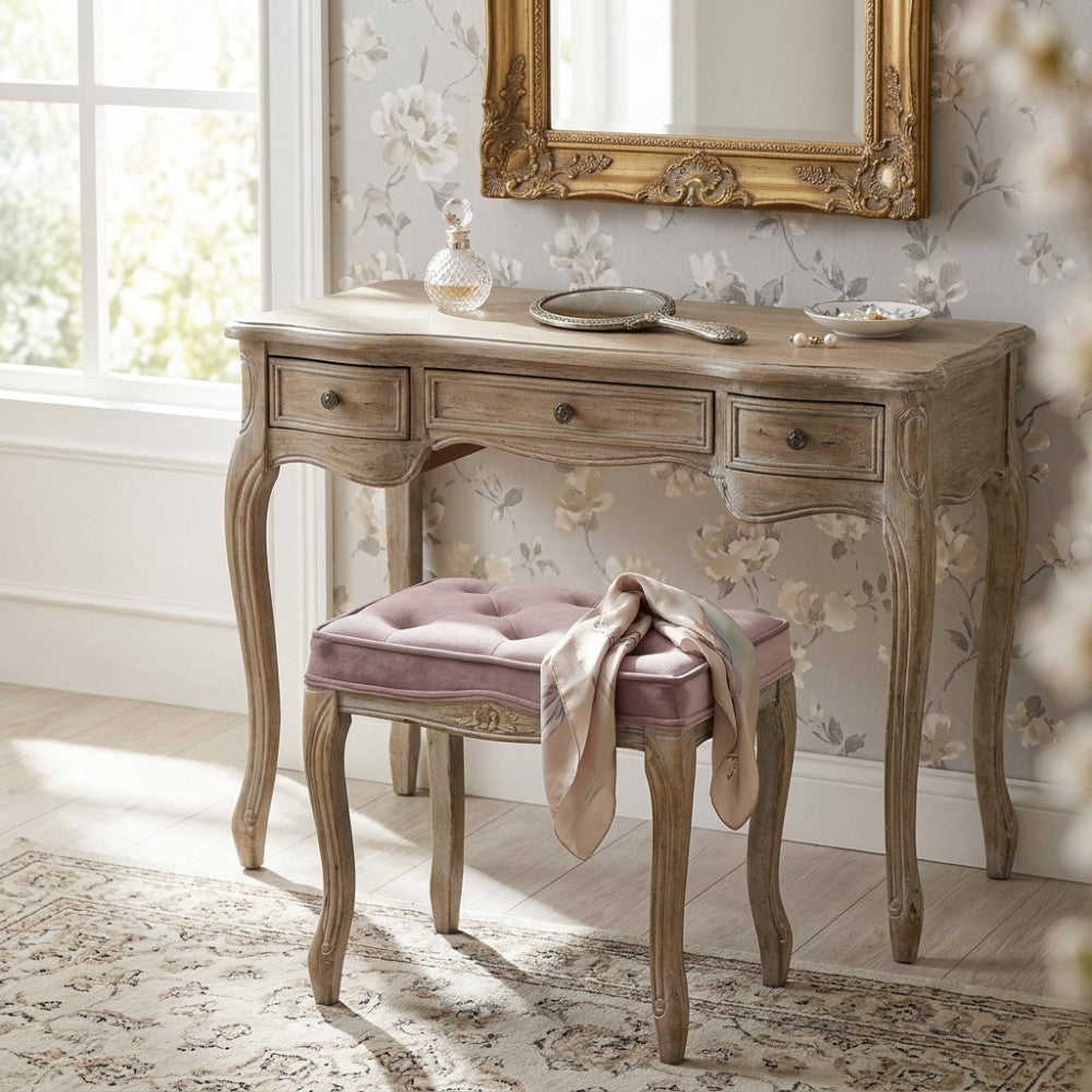 Dettaglio dello sgabello Marly in legno e velluto rosa abbinato a una scrivania trucco in stile provenzale.