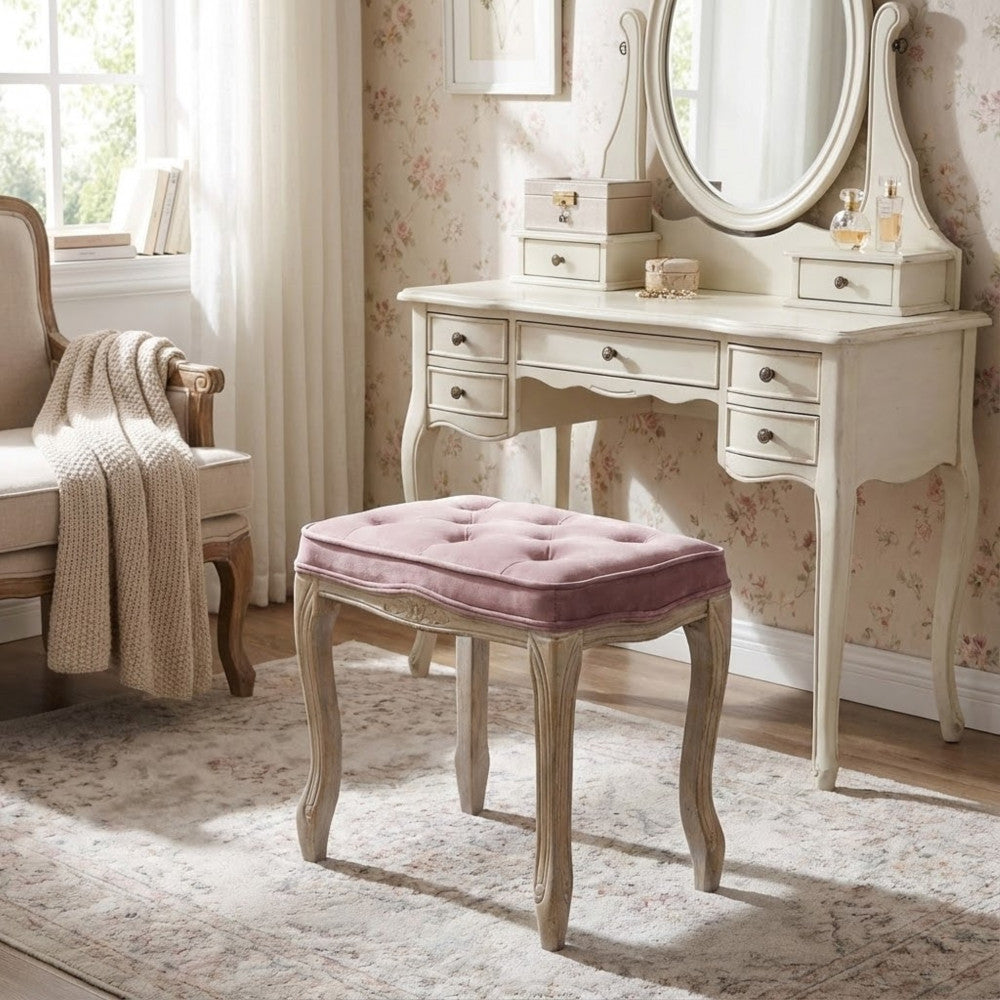 Sgabello Marly in velluto rosa ambientato in una raffinata zona trucco con specchio ovale e poltrona classica.