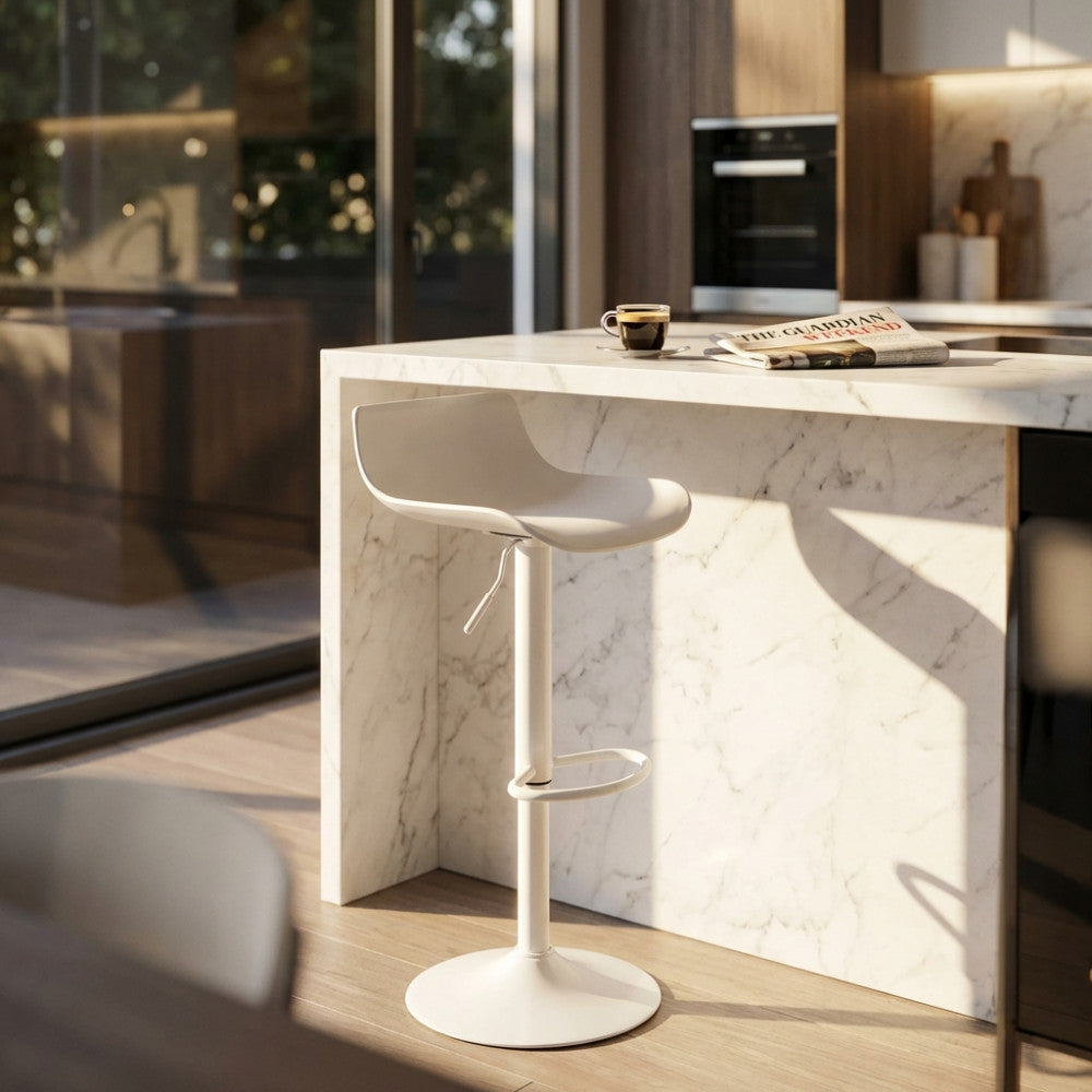 Dettaglio dello sgabello Merano in plastica premium bianca inserito in un elegante contesto living con bancone cucina.