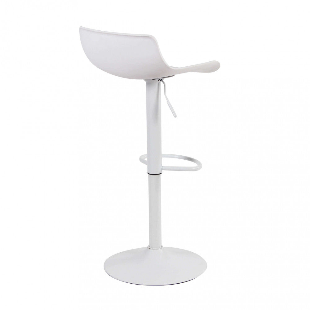 Vista posteriore a tre quarti dello sgabello Merano, illustrando la curvatura avvolgente e il design minimalista dello schienale.