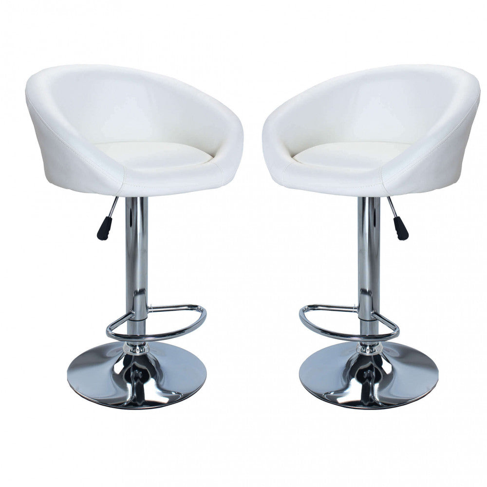 Coppia di sgabelli Mike dal design moderno con seduta avvolgente in ecopelle bianca, leva per la regolazione dell'altezza e base circolare in metallo cromato lucido con poggiapiedi integrato.