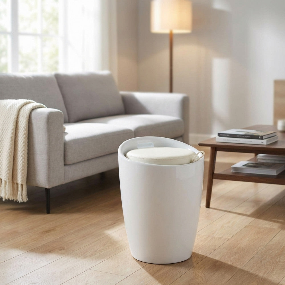 Vista angolare del pouf Cliff bianco con seduta sfoderabile, inserito in un elegante contesto living.