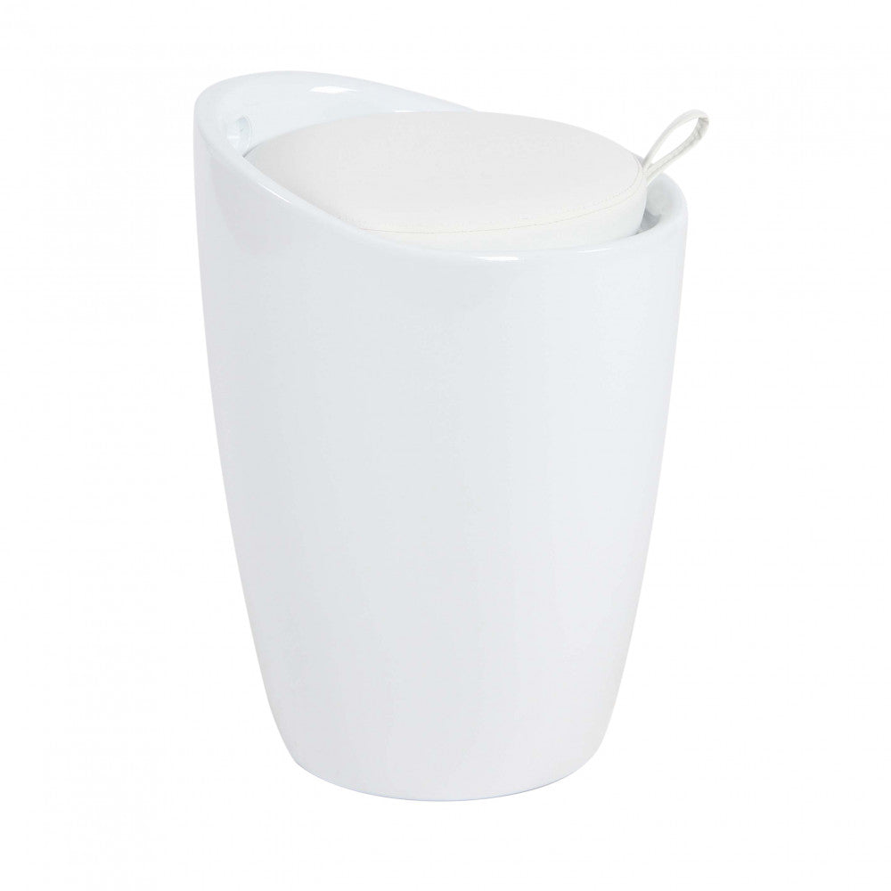 Dettaglio ravvicinato del pouf sgabello Cliff in plastica bianca, che evidenzia la texture liscia e il cuscino.