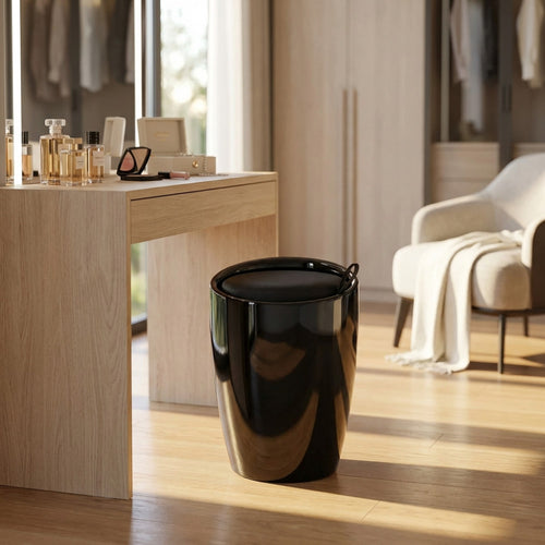 Sgabello Cliff in ABS nero con cuscino in ecopelle, inserito in una cabina armadio moderna con pavimenti in legno.