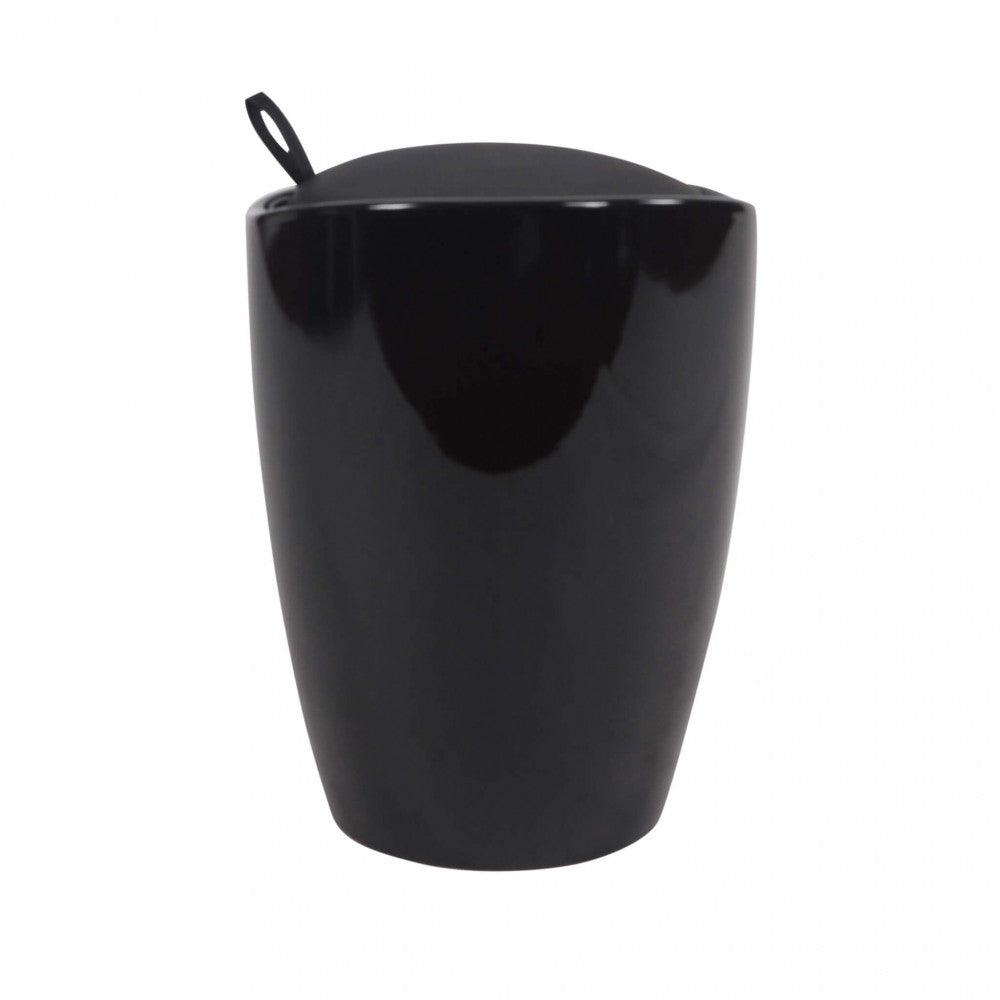 Dettaglio frontale dello sgabello pouf Cliff nero su sfondo bianco, che evidenzia la finitura lucida e il design affusolato.