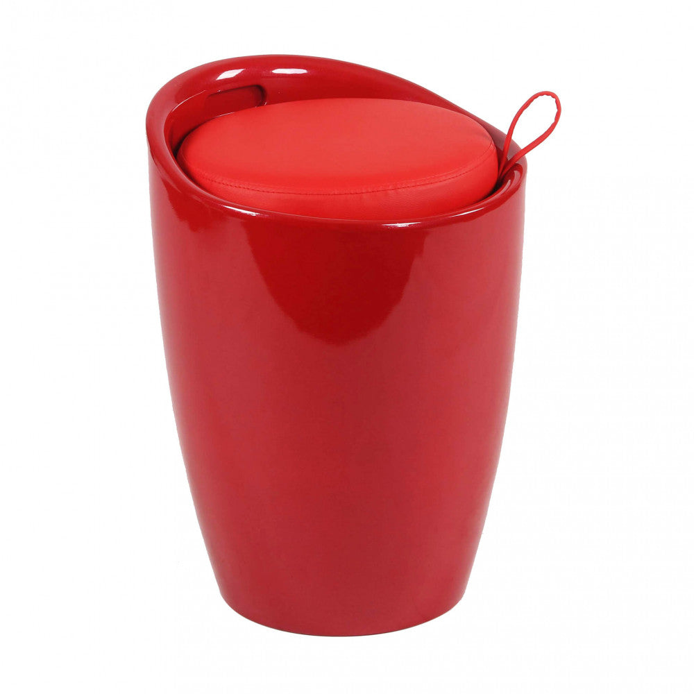 Vista angolata dello sgabello in plastica rossa lucida, che evidenzia il design cilindrico e la seduta imbottita.