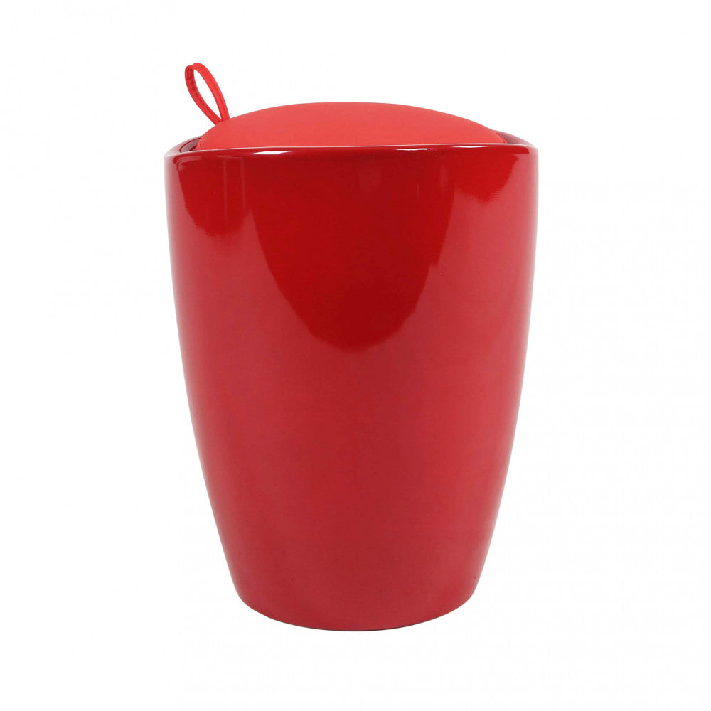 Profilo laterale dello sgabello pouf rosso, che mostra la sua forma affusolata ed elegante su sfondo bianco.