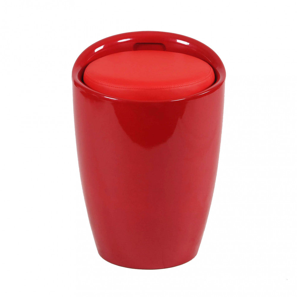 Vista frontale dello sgabello pouf rosso lucido, che mette in risalto la superficie riflettente e il design contemporaneo.