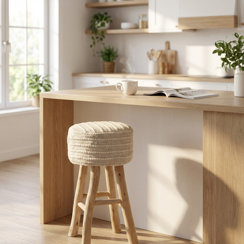 Sgabello Salomon in cotone e lana posizionato accanto a un'isola cucina in legno chiaro, illuminato dalla luce naturale.