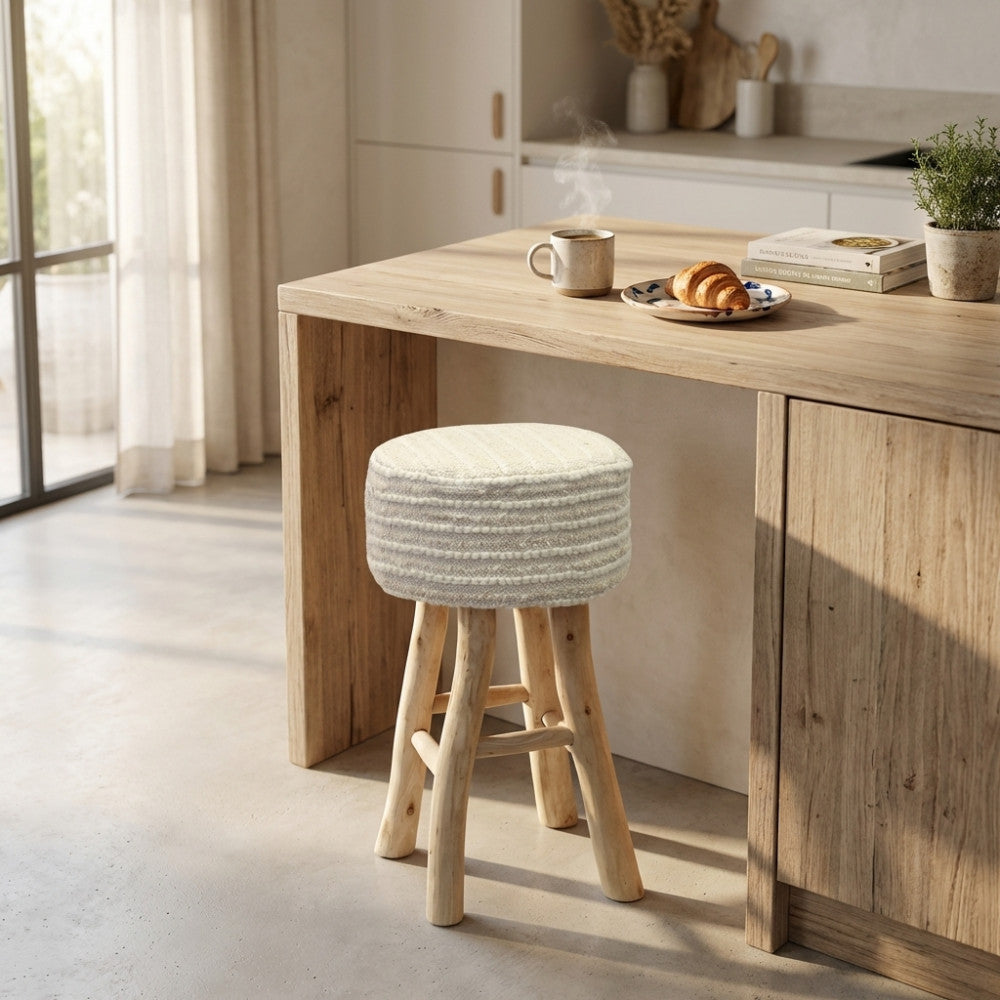 Sgabello nordico Salomon con seduta intrecciata bianca e gambe in eucalipto in un ambiente cucina moderno e accogliente.