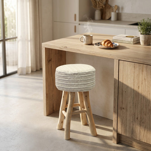 Sgabello nordico Salomon con seduta intrecciata bianca e gambe in eucalipto in un ambiente cucina moderno e accogliente.