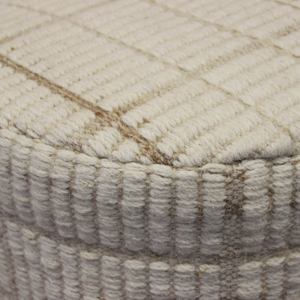 Dettaglio ravvicinato della texture in lana e cotone bianco e marrone chiaro della seduta.