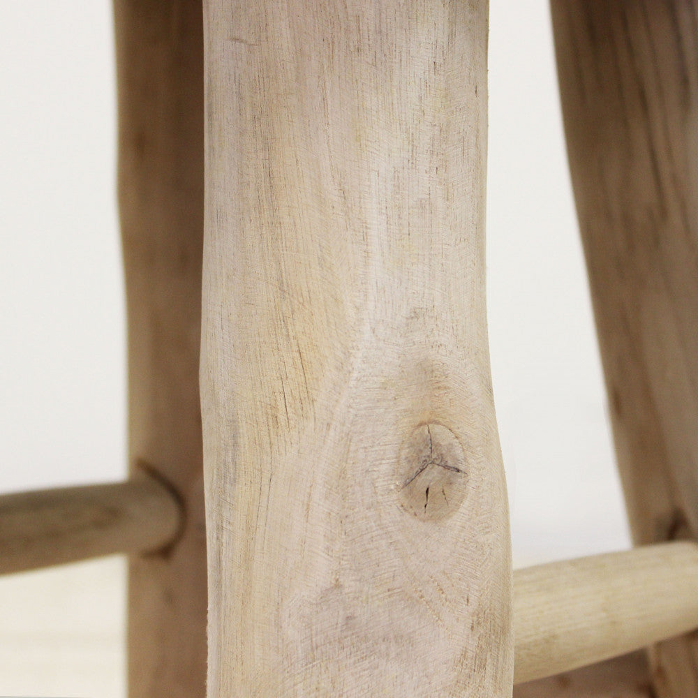 Primo piano della gamba in legno di eucalipto, che mostra le venature naturali e i nodi del materiale.