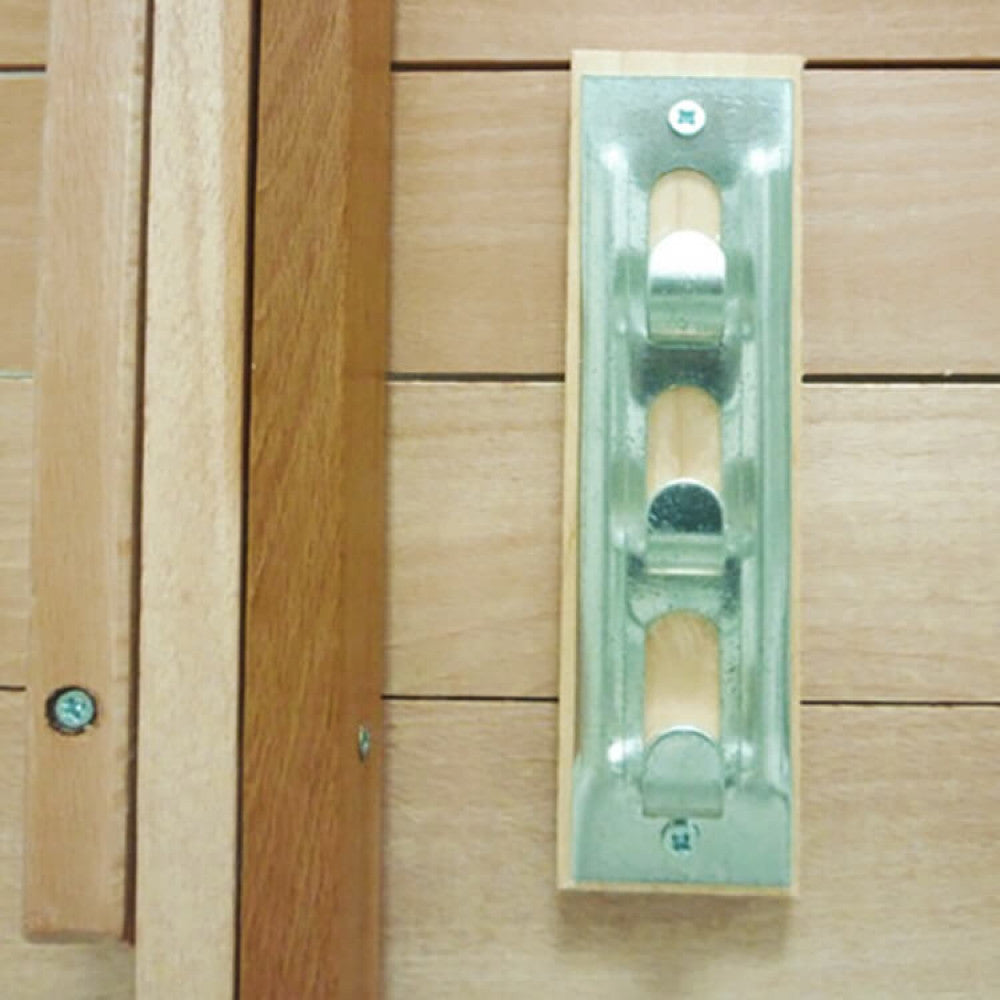 Dettaglio del sistema di bloccaggio del Tavolo fisso per esterni Pic-Nic, con design rettangolare e struttura robusta in legno di faggio | Albert Stock